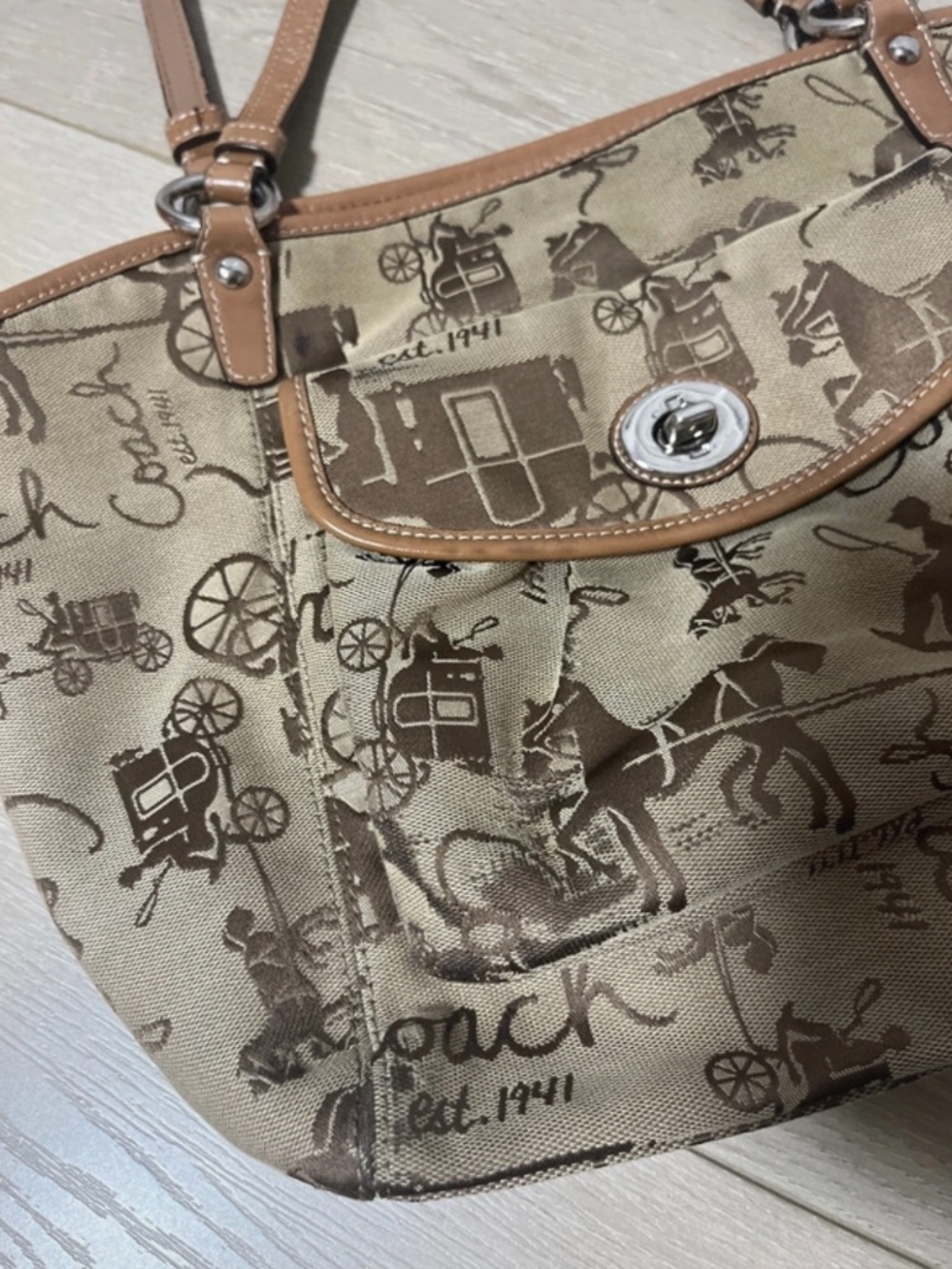 Preloved [100 % Authentic] vintage Coach Horse & Carriage Jacquard Pleated Tote - Picture 10 of 11